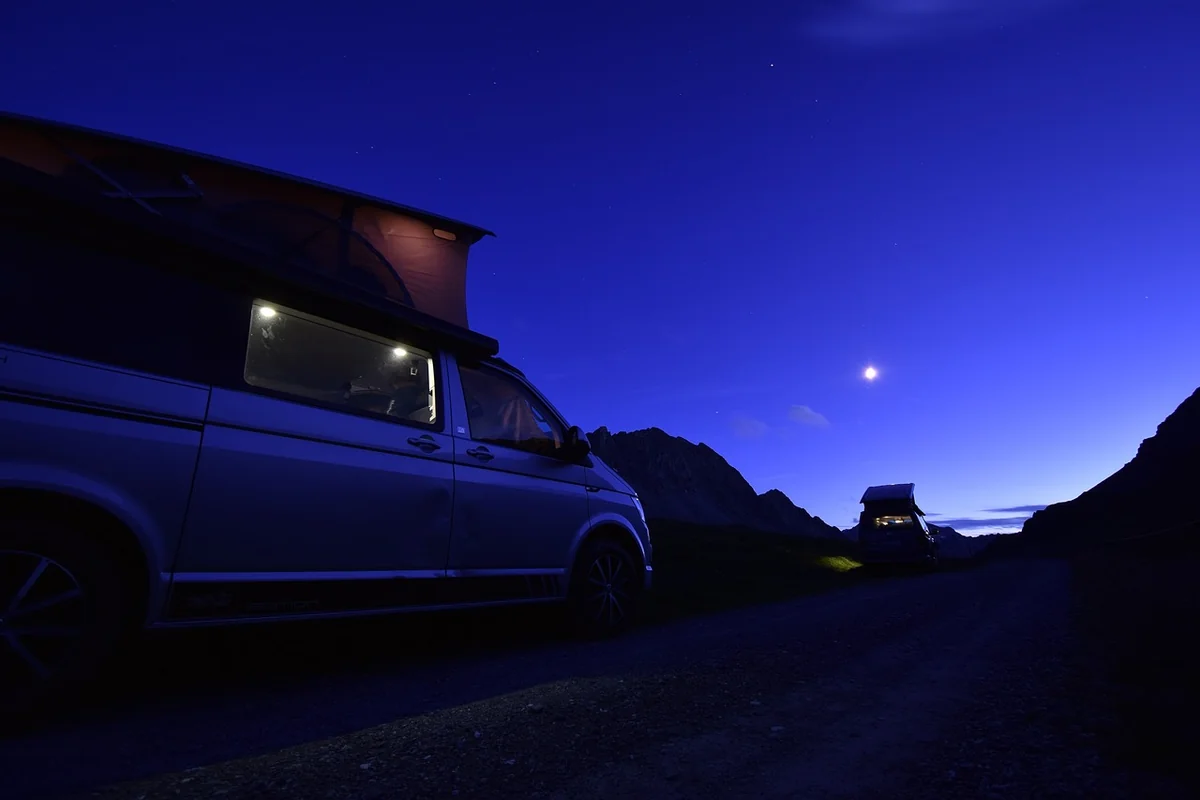 Dormir en van la nuit : ce que dit (vraiment) la loi