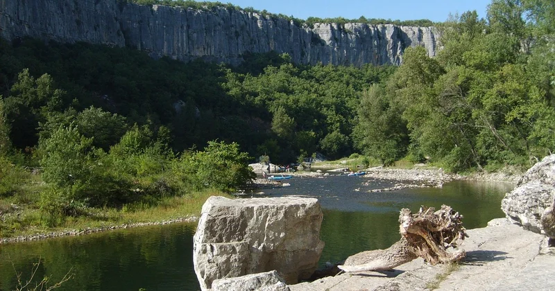 Camping Ardèche avec piscine et rivière : où se trouvent les bons coins
